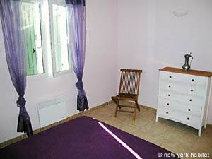 Sud de la France - Avignon et sa r&eacute;gion - T5 - Villa appartements location vacances - chambre 1 (PR-698) photo 3 de 4