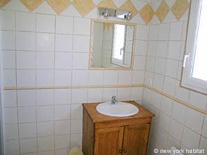 Sud de la France - Avignon et sa r&eacute;gion - T5 - Villa appartements location vacances - salle d'eau 1 (PR-698) photo 1 de 3