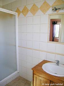 Sud de la France - Avignon et sa r&eacute;gion - T5 - Villa appartements location vacances - salle d'eau 1 (PR-698) photo 2 de 3