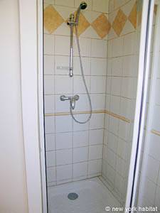 Sud de la France - Avignon et sa r&eacute;gion - T5 - Villa appartements location vacances - salle d'eau 1 (PR-698) photo 3 de 3
