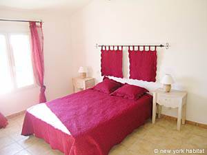 Sud de la France - Avignon et sa r&eacute;gion - T5 - Villa appartements location vacances - chambre 2 (PR-698) photo 1 de 5