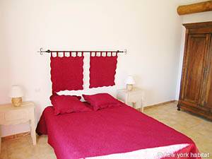 Sud de la France - Avignon et sa r&eacute;gion - T5 - Villa appartements location vacances - chambre 2 (PR-698) photo 2 de 5