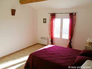 Sud de la France - Avignon et sa r&eacute;gion - T5 - Villa appartements location vacances - chambre 2 (PR-698) photo 3 de 5