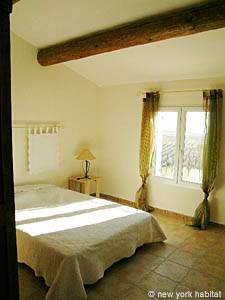 Sud de la France - Avignon et sa r&eacute;gion - T5 - Villa appartements location vacances - chambre 3 (PR-698) photo 1 de 4