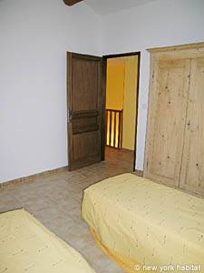 Sud de la France - Avignon et sa r&eacute;gion - T5 - Villa appartements location vacances - chambre 4 (PR-698) photo 2 de 3