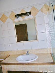 Sud de la France - Avignon et sa r&eacute;gion - T5 - Villa appartements location vacances - salle d'eau 2 (PR-698) photo 2 de 3