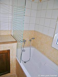 Sud de la France - Avignon et sa r&eacute;gion - T5 - Villa appartements location vacances - salle d'eau 2 (PR-698) photo 3 de 3