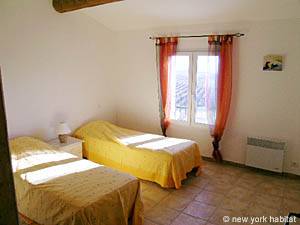 Sud de la France - Avignon et sa r&eacute;gion - T5 - Villa appartements location vacances - chambre 4 (PR-698) photo 1 de 3