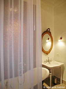 Sud de la France - C&ocirc;te d'Azur - T2 appartements location vacances - salle d'eau 1 (PR-704) photo 4 de 4