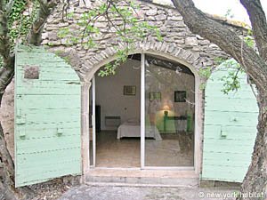 South France - Alpilles - 4 Bedroom - Mas accommodation - bedroom 1 (PR-718) photo 9 of 10