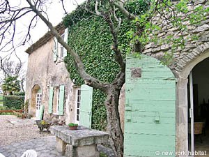 South France - Alpilles - 4 Bedroom - Mas accommodation - bedroom 1 (PR-718) photo 10 of 10