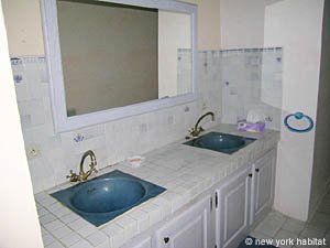 South France - Alpilles - 4 Bedroom - Mas accommodation - bathroom 1 (PR-718) photo 1 of 4