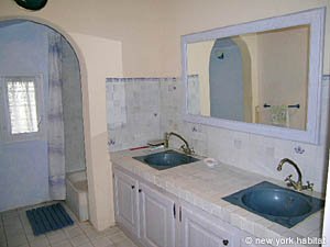South France - Alpilles - 4 Bedroom - Mas accommodation - bathroom 1 (PR-718) photo 4 of 4