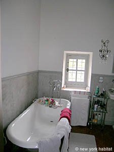 South France - Alpilles - 5 Bedroom - Mas accommodation - bathroom 3 (PR-719) photo 3 of 5