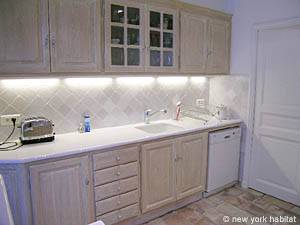 South France - French Riviera - 3 Bedroom - Townhouse accommodation - kitchen (PR-722) photo 2 of 5