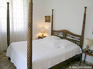 South France - French Riviera - 3 Bedroom - Townhouse accommodation - bedroom 1 (PR-722) photo 2 of 7