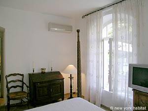 South France - French Riviera - 3 Bedroom - Townhouse accommodation - bedroom 1 (PR-722) photo 5 of 7
