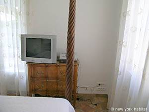 South France - French Riviera - 3 Bedroom - Townhouse accommodation - bedroom 1 (PR-722) photo 6 of 7