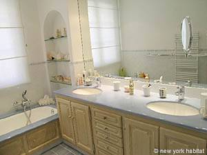 South France - French Riviera - 3 Bedroom - Townhouse accommodation - bathroom 1 (PR-722) photo 2 of 5