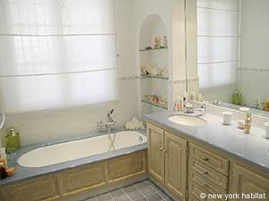 South France - French Riviera - 3 Bedroom - Townhouse accommodation - bathroom 1 (PR-722) photo 3 of 5