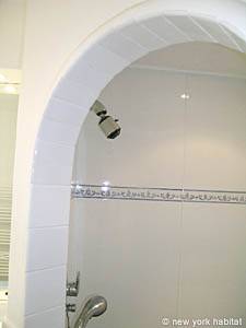 South France - French Riviera - 3 Bedroom - Townhouse accommodation - bathroom 1 (PR-722) photo 4 of 5