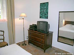 South France - French Riviera - 3 Bedroom - Townhouse accommodation - bedroom 2 (PR-722) photo 4 of 5