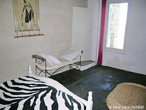 Sud de la France - Avignon et sa r&eacute;gion - T6 appartements location vacances - chambre 3 (PR-745) photo 2 de 3