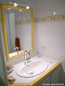 South France - Aix en Provence - Marseilles - 1 Bedroom accommodation - bathroom (PR-758) photo 2 of 4