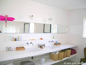 South France - Provence Luberon - 5 Bedroom - Mas accommodation - bathroom 1 (PR-766) photo 1 of 5