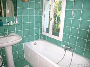 Sud de la France - Aix en Provence - Marseille - T3 appartements location vacances - salle d'eau 1 (PR-791) photo 2 de 2
