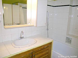 South France - Aix en Provence - Marseilles - 4 Bedroom - Maison de Village accommodation - bathroom 1 (PR-809) photo 2 of 4