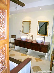 Sud della Francia - Alta Provenza - 2 Camere appartamento - bagno 2 (PR-811) photo 1 di 9