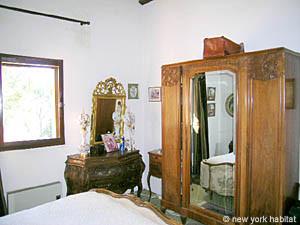 South France - Upper Var - 4 Bedroom - Villa accommodation - bedroom 3 (PR-816) photo 5 of 8