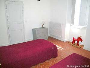 Sud de la France - Aix en Provence - Marseille - T5 - Mas appartements location vacances - chambre 3 (PR-818) photo 3 de 4