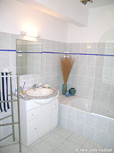 Sud de la France - Alpilles - T3 appartements location vacances - salle d'eau 1 (PR-839) photo 1 de 3