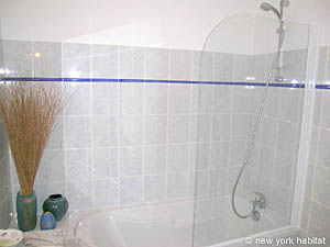 Sud de la France - Alpilles - T3 appartements location vacances - salle d'eau 1 (PR-839) photo 3 de 3