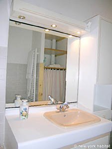 Sud de la France - Aix en Provence - Marseille - T2 appartements location vacances - salle d'eau (PR-841) photo 1 de 3