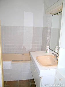 Sud de la France - Aix en Provence - Marseille - T2 appartements location vacances - salle d'eau (PR-841) photo 2 de 3