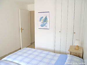 Sud de la France - C&ocirc;te d'Azur - T2 appartement location vacances - chambre (PR-850) photo 4 sur 6