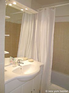 Sud de la France - C&ocirc;te d'Azur - T2 appartement location vacances - salle d'eau 1 (PR-850) photo 1 sur 4