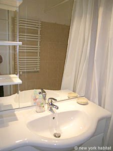 Sud de la France - C&ocirc;te d'Azur - T2 appartement location vacances - salle d'eau 1 (PR-850) photo 2 sur 4