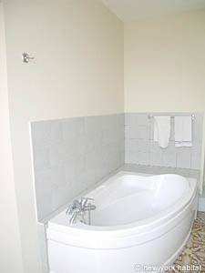 South France - Aix en Provence - Marseilles - 4 Bedroom - Villa accommodation - bathroom 1 (PR-854) photo 3 of 4