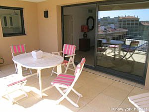South France 2 Bedrooms apartment living room photo 13
