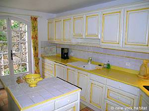 South France - French Riviera - 3 Bedroom - Villa accommodation - kitchen 1 (PR-895) photo 3 of 4