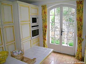 South France - French Riviera - 3 Bedroom - Villa accommodation - kitchen 1 (PR-895) photo 4 of 4