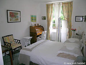 South France - Aix en Provence - Marseilles - Studio - Maison de Village accommodation bed breakfast - living room (PR-897) photo 2 of 7