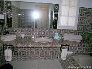 South France - Aix en Provence - Marseilles - Studio - Maison de Village accommodation bed breakfast - bathroom (PR-897) photo 1 of 6