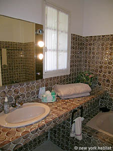 South France - Aix en Provence - Marseilles - Studio - Maison de Village accommodation bed breakfast - bathroom (PR-897) photo 4 of 6