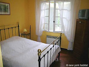 Sud de la France - Avignon et sa r&eacute;gion - T6 - Villa appartements location vacances - chambre 1 (PR-900) photo 2 de 7
