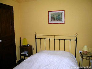 Sud de la France - Avignon et sa r&eacute;gion - T6 - Villa appartements location vacances - chambre 1 (PR-900) photo 4 de 7